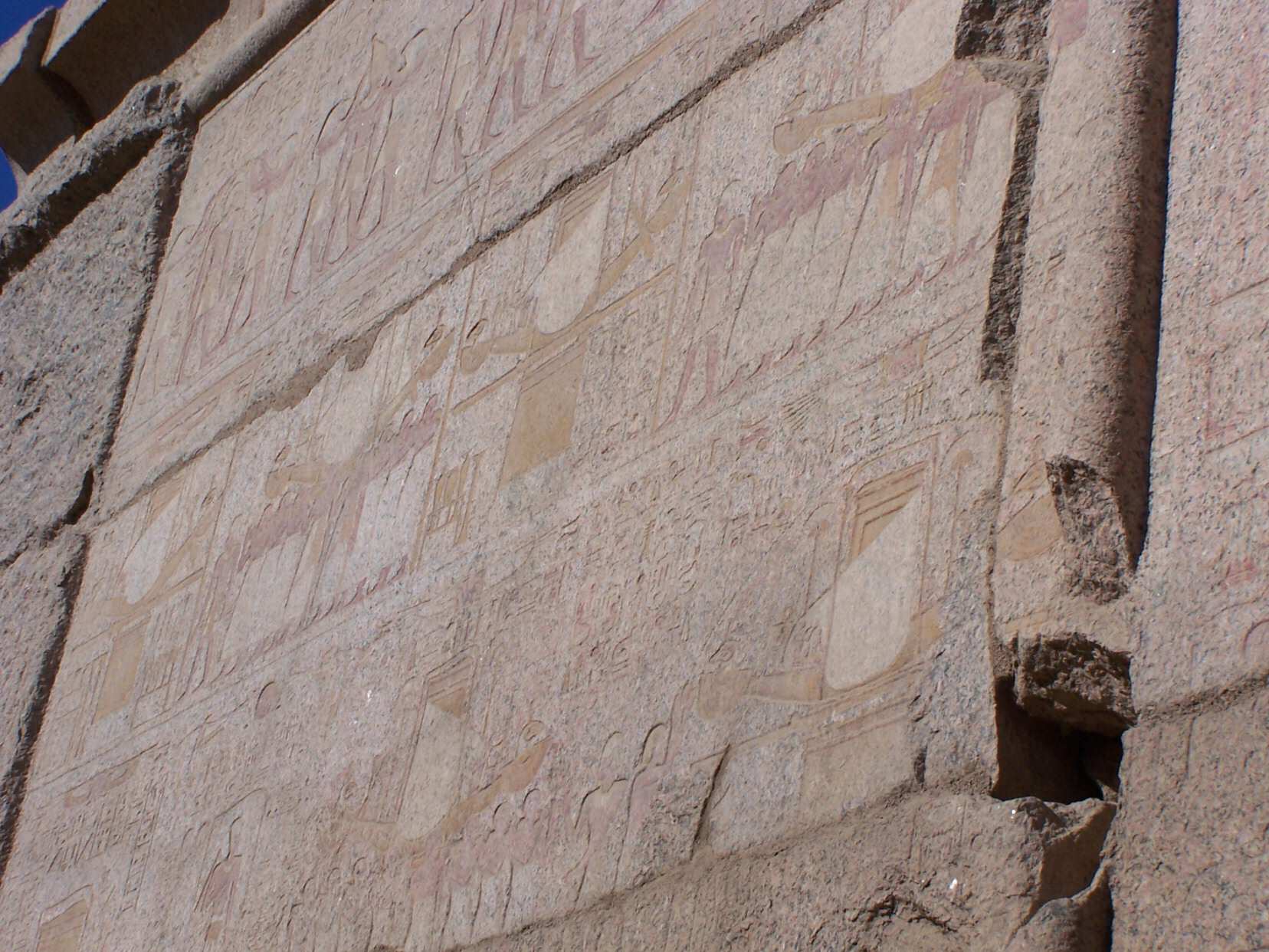 Mur extrieur de la chapelle( en granit rose), illustrant le thme du transport des barques.
